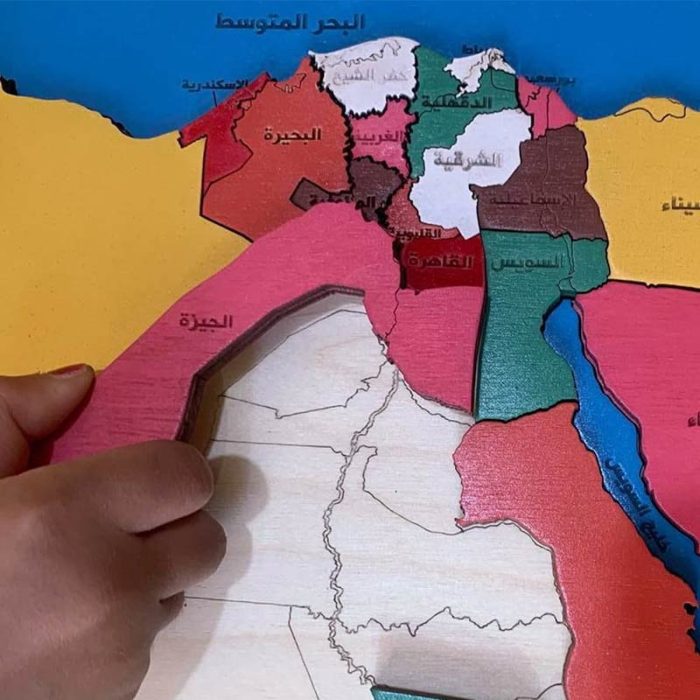 طفل يركب محافظة في خريطة مصر الخشبية المنتسوري