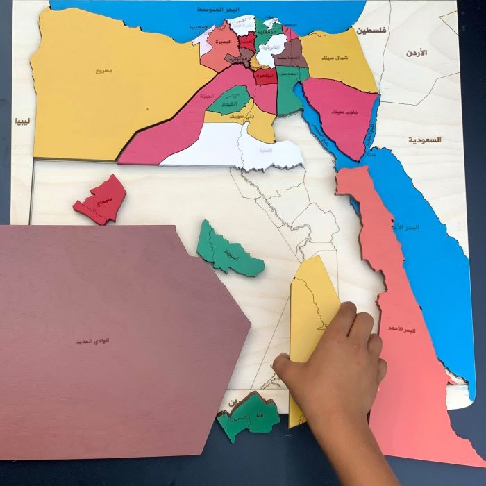 يد طفل تركب خريطة محافظات مصر